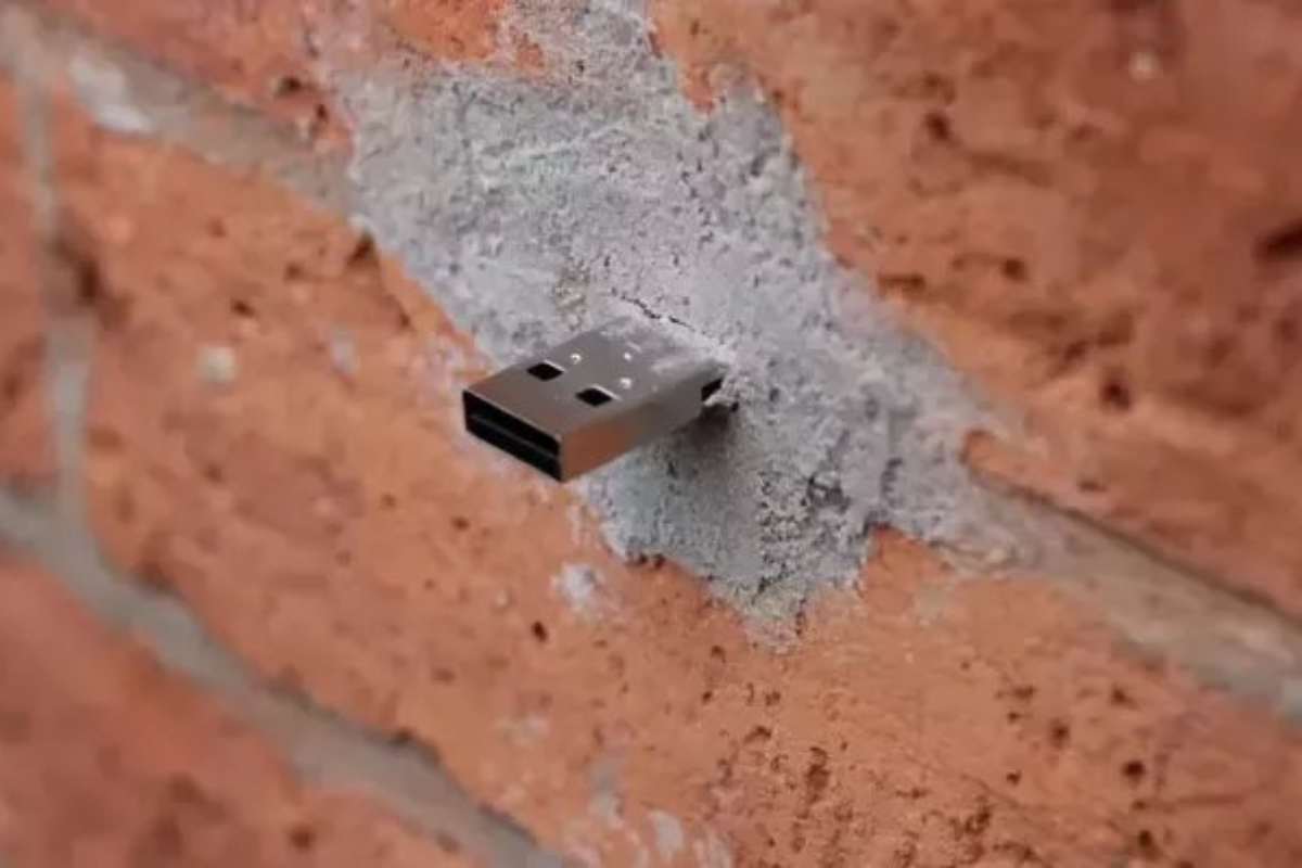 Chiavette USB sui muri, sai a cosa servono? Innanzitutto non toccarle