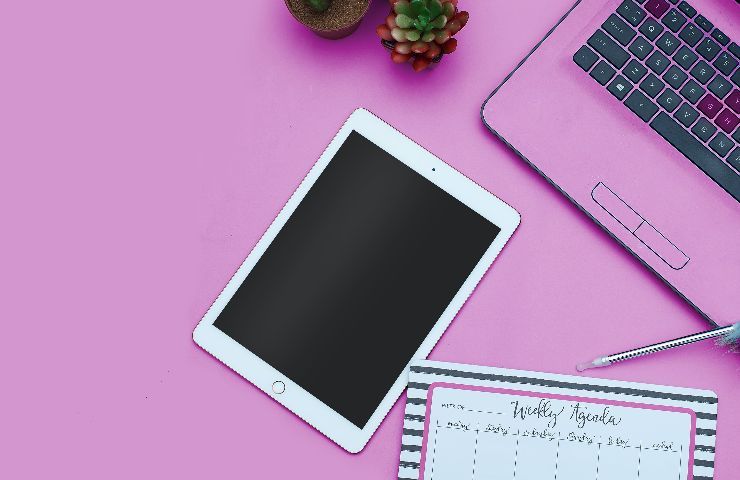 iPad su sfondo rosa